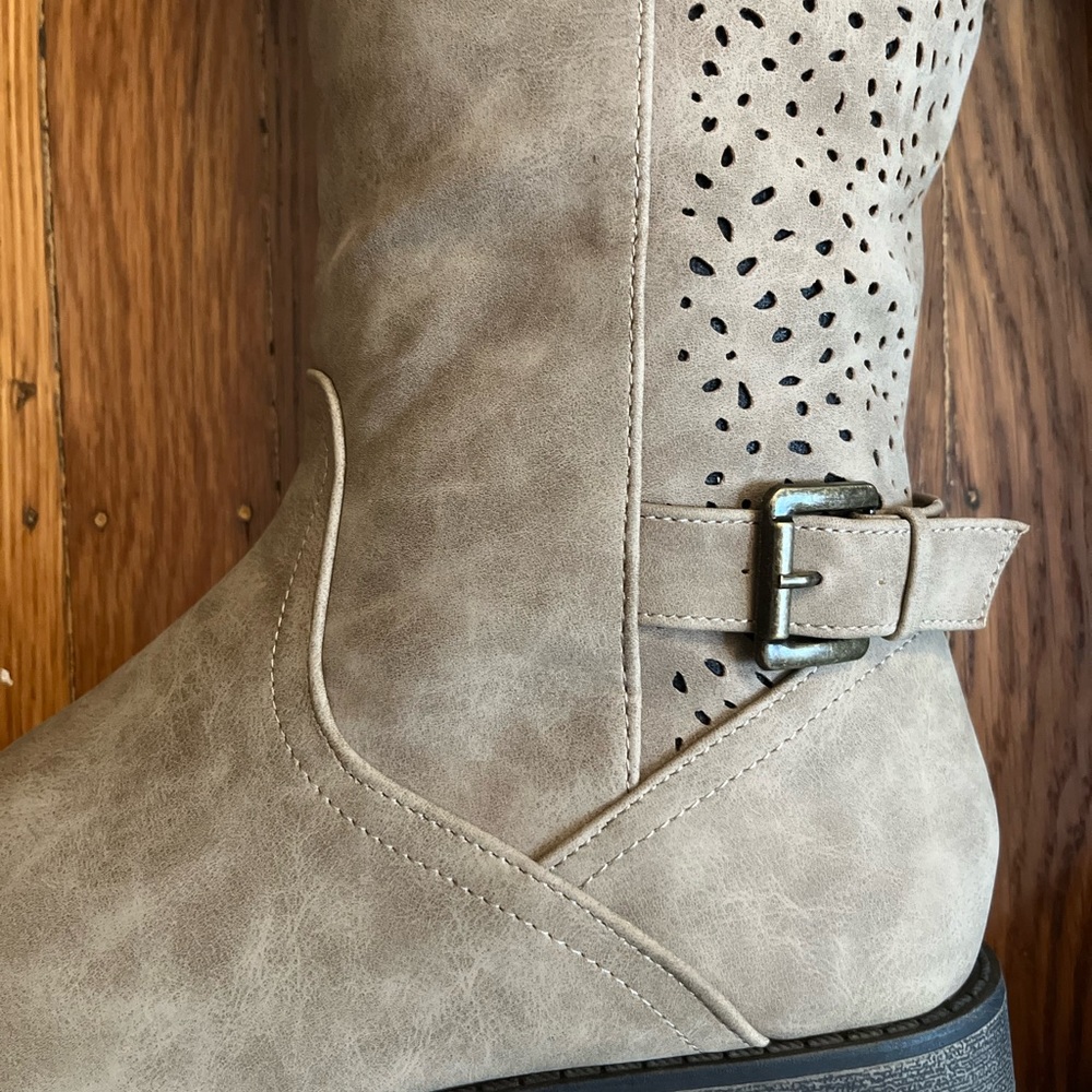 Boots - Picture 3 of 5